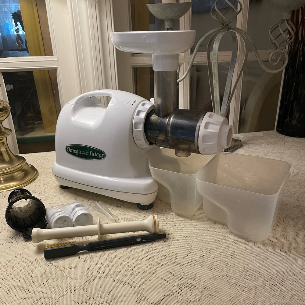 Omega Nutrition Center Juicer 8004 Heavy-Duty Quiet Masticating Extraction